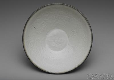 图片[3]-Bowl with impressed antique and flower decoration in bluish-white glaze, Song dynasty (960-1279)-China Archive